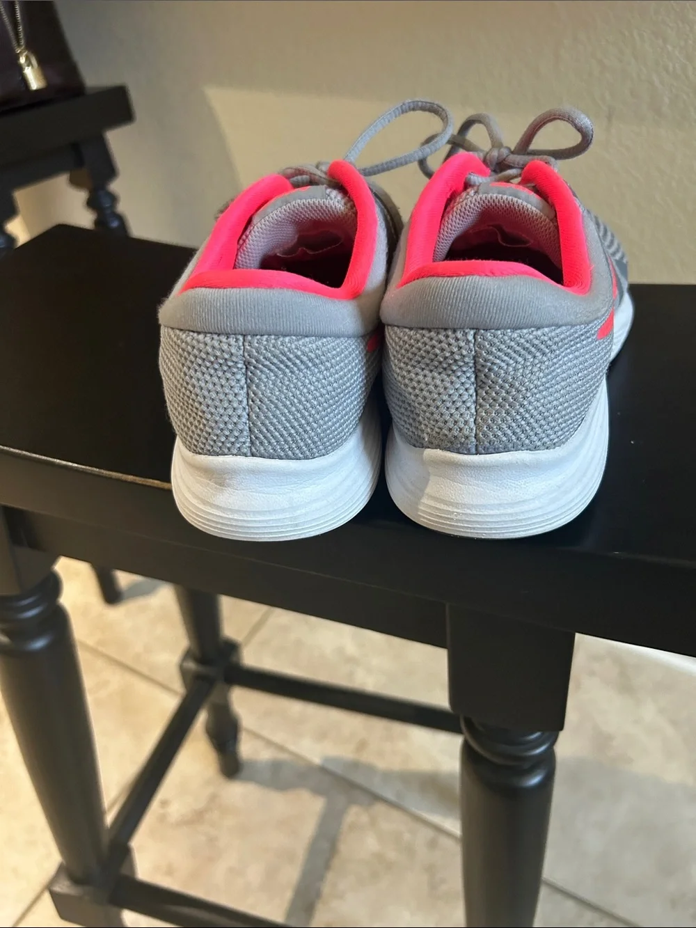 Kids Nike Grey and Pink Athletic Sneakers 6.5y/7.5w